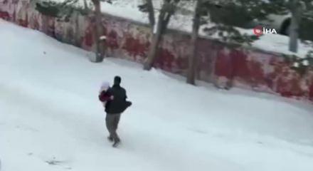 Kars'ta vefa dolu g&ouml;r&uuml;nt&uuml;: Hasta annesini kucağında taşıdı