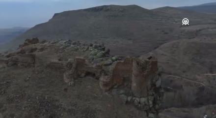 Kaya k&uuml;tlesi &uuml;zerine kurulu 1000 yıllık Murtaza Kalesi zamana direniyor