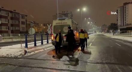 Kayseri'de otomobil ile y&uuml;k treni &ccedil;apıştı