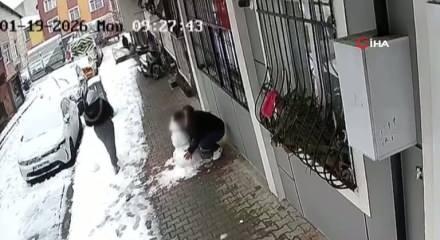 K&uuml;&ccedil;&uuml;k&ccedil;ekmece'de &ccedil;ocukların yaptığı kardan adamı g&ouml;t&uuml;rd&uuml;