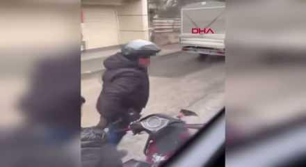 Motosiklet s&uuml;r&uuml;c&uuml;s&uuml;, yol verme kavgasında servis minib&uuml;s&uuml;n&uuml;n camını kaskıyla kırdı