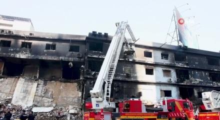 Pakistan'da yanan AVM enkazında kayıplar aranıyor: 60 &ouml;l&uuml;!