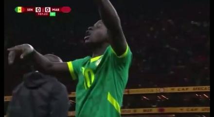 Şampiyon olan Senegal &ouml;nce sahadan &ccedil;ekilmişti sonra kupayı kazandı! İşte o s&uuml;re&ccedil;te yaşananlar!