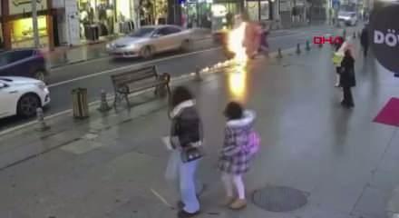 Seyir halindeki motosiklet alev aldı; o anlar kamerada