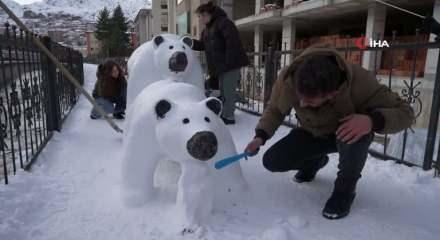 Tır şof&ouml;r&uuml;n&uuml;n kardan yaptığı ayı ailesi ilgi odağı oldu