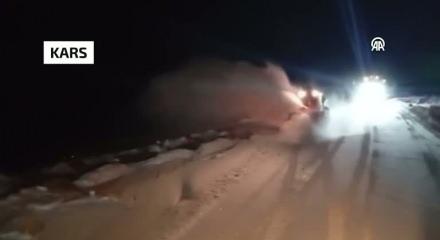 &Uuml;lkenin doğusu kara teslim: 700 kişi kara yollarında mahsur kaldı!