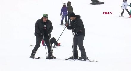 Uludağ&rsquo;da pistlerde adım atacak yer kalmadı: Oteller y&uuml;zde 80 dolu