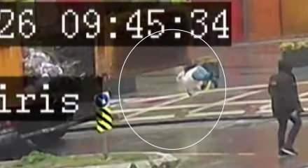 &Uuml;sk&uuml;dar'da Belediyesi'ne ait hafriyat kamyonunun a&ccedil;ılan damperi yayaya &ccedil;arptı