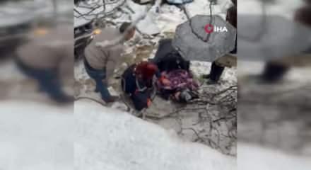 &Uuml;sk&uuml;dar'da kar yağışının etkisiyle yokuş aşağı kayan otomobil bah&ccedil;eye u&ccedil;tu: 3 yaralı