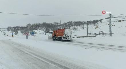 Yolcu otob&uuml;sleri ilerleyemedi, 700 kişi kara yollarında mahsur kaldı!