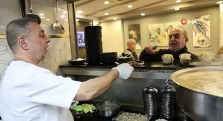 8 adet pirana balığı 12 yıldır kelle pa&ccedil;ayla besleniyor