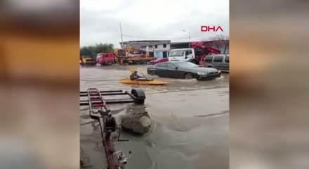 Adana'da sağanak; G&ouml;lde değil sokakta kano keyfi