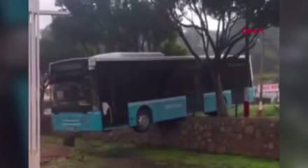Antalya'da facianın eşiğinden d&ouml;n&uuml;ld&uuml;: Halk otob&uuml;s&uuml; duvarda asılı kaldı