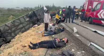 Antalya'da yolcu otob&uuml;s&uuml; kazaya karıştı: Yaralılar var