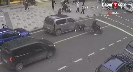 Arnavutk&ouml;y&rsquo;de &ouml;n kaldıran motosikletli park halindeki arabaya &ccedil;arptı