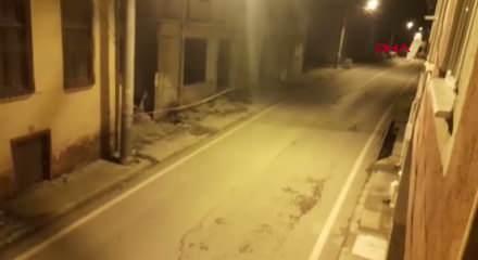 Balıkesir 4,4 b&uuml;y&uuml;kl&uuml;ğ&uuml;nde depremle sallandı