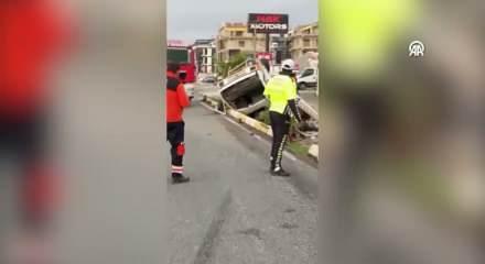 Balıkesir'de kamyonetin devrilmesi sonucu 2 kişi &ouml;ld&uuml;, 1 kişi yaralandı