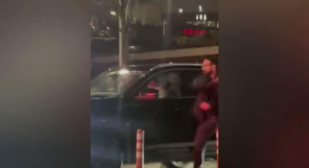 Başakşehir'de cipin camını kırıp kadın s&uuml;r&uuml;c&uuml;ye saldırdı