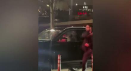 Başakşehir'de maganda kadın s&uuml;r&uuml;c&uuml;n&uuml;n aracının camını kırdı s&uuml;r&uuml;c&uuml;ye saldırdı