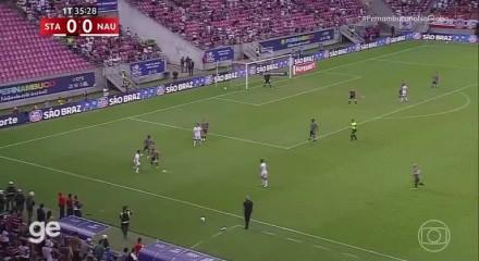 Brezilya&rsquo;da futbol tarihine ge&ccedil;en an: Hakem, &ccedil;alım attı diye sarı kart g&ouml;sterdi