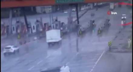 Bursa'da otoyolda pes dedirten g&ouml;r&uuml;nt&uuml;: Ters şeritte kilometrelerce ilerledi