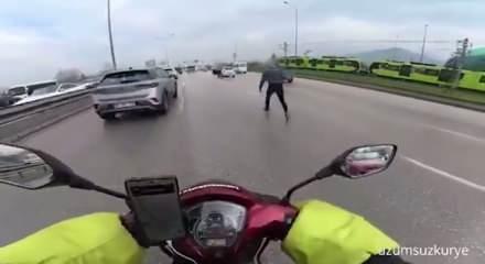 Bursa'da trafikte dehşet: &Ouml;fkeli s&uuml;r&uuml;c&uuml;lerden birbirine "u&ccedil;an tekmeli" saldırı