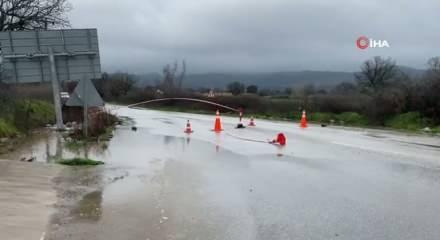 &Ccedil;anakkale'de &ccedil;ay ve dere taştı, yolları su bastı!