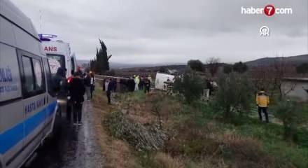 Denizli'de sağlık personellerini taşıyan servis &uuml;z&uuml;m bağına u&ccedil;tu: 25 yaralı!