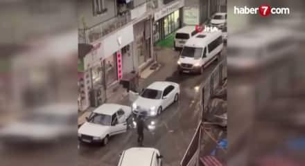 D&ouml;ner bı&ccedil;ağıyla trafikte tartıştı, ehliyetine el konuldu: Videoyu yayınlayanı tehdit etti