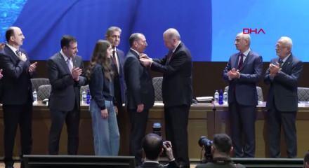 Erdoğan, AK Parti&rsquo;ye katılan 4 belediye başkanına rozet taktı