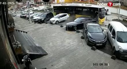 Esenler&rsquo;de İETT otob&uuml;s&uuml; park halindeki 2 otomobile &ccedil;arptı