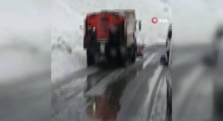 Hakkari-&Ccedil;ukurca yolunda meydana gelen &ccedil;ığ kameralara yansıdı