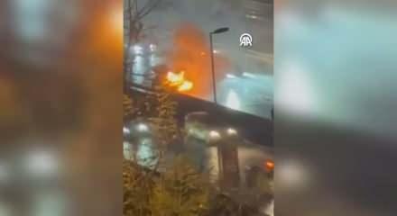 Hali&ccedil; K&ouml;pr&uuml;s&uuml;'nde seyir halindeki otomobil yandı