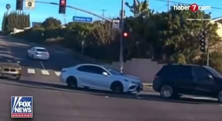 Hareket halindeki ara&ccedil;tan yola d&uuml;şen &ccedil;ocuk y&uuml;rekleri ağza getirdi!