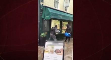 İngiltere'de soyguncular g&uuml;peg&uuml;nd&uuml;z ellerine aldıkları balyozla  kuyumcuyu soydu