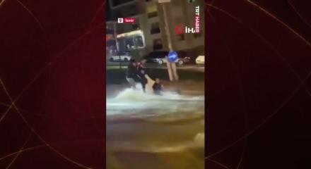 İzmir'de sele kapılan yayayı polis kurtardı