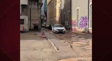 İzmir'de yolların hali 'yok artık' dedirtti: K&ouml;stebek yuvasına d&ouml;nd&uuml;!