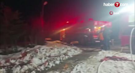 Karab&uuml;k'te yangın &ccedil;ıkan 2 katlı ev kullanılamaz hale geldi