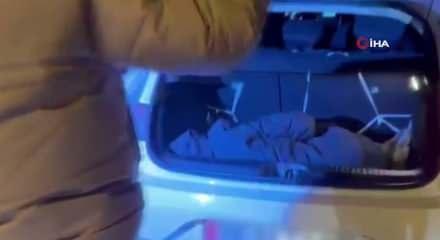 Kars'ta ara&ccedil;ların bagajında 2 d&uuml;zensiz g&ouml;&ccedil;men yakalandı!