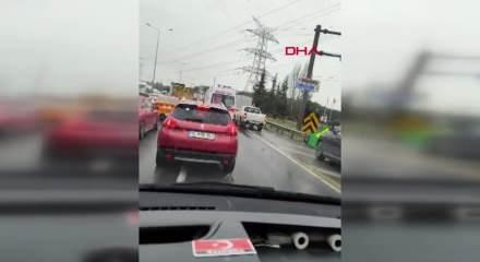 Kemerburgaz'da cezaevi nakil aracı devrildi; yaralılar var