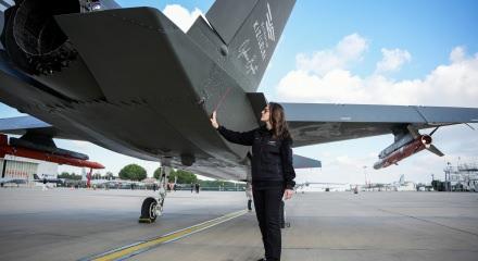 Kızılelma'nın kadın pilotu Elif Ergin g&ouml;klerdeki milli gururumuzu anlattı