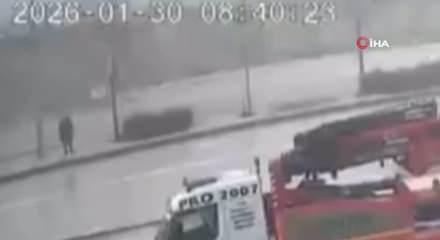 Kontrolden &ccedil;ıkan servis ref&uuml;je &ccedil;ıktı: &Ouml;l&uuml;mden saniyelerle kurtuluş kamerada