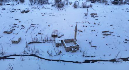 Kuraklıkla suyu &ccedil;ekilen Pusat Barajı&rsquo;nda eski k&ouml;y ortaya &ccedil;ıktı