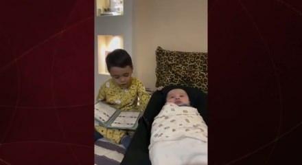 Kur&rsquo;an okumayı &ouml;ğrenen k&uuml;&ccedil;&uuml;k &ccedil;ocuk kardeşini b&ouml;yle uyuttu