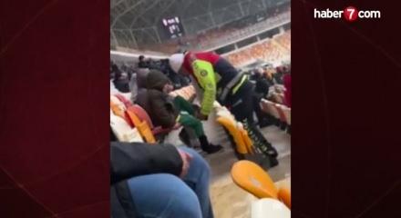 Ma&ccedil;ta &uuml;ş&uuml;yen &ccedil;ocuğa &ccedil;oraplarını veren polis memuruna &ouml;d&uuml;l!