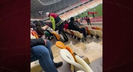 Malatya'da y&uuml;rek ısıtan hareket: Polis memuru &ccedil;orabını &ccedil;ıkarıp &ccedil;ocuğa verdi