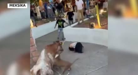 Meksika'da kzıgın boğa dehşet sa&ccedil;tı! Yakaladığı kadını havaya fırlattı