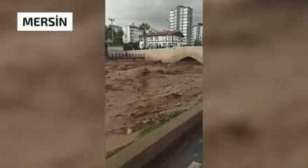Mersin'de sel! Ara&ccedil;lar sulara kapıldı, cadde ve sokaklar g&ouml;le d&ouml;nd&uuml;!