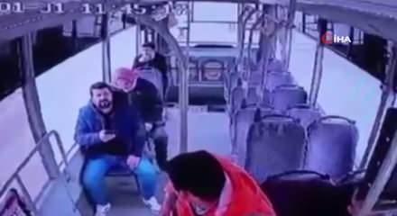 Otob&uuml;ste korku dolu anlar: Bir anda yere yığıldı, acı şekilde &ouml;ld&uuml;