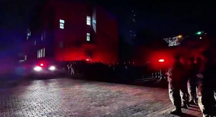 Şafak vakti kapıları kırıldı: İşte dev operasyondan kareler